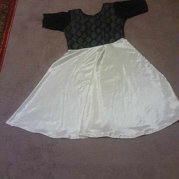A woman dress block and white color custom made. - Picture 5 of 7